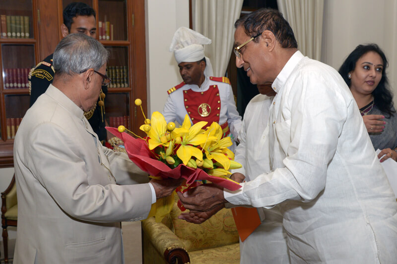 Shri Pranab Kumar Mukherjee with Suresh Jain at TMU