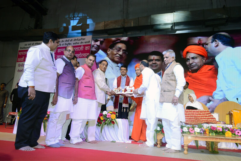 Shri Devendra Gangadharrao Fadnavis with Suresh Jain at TMU